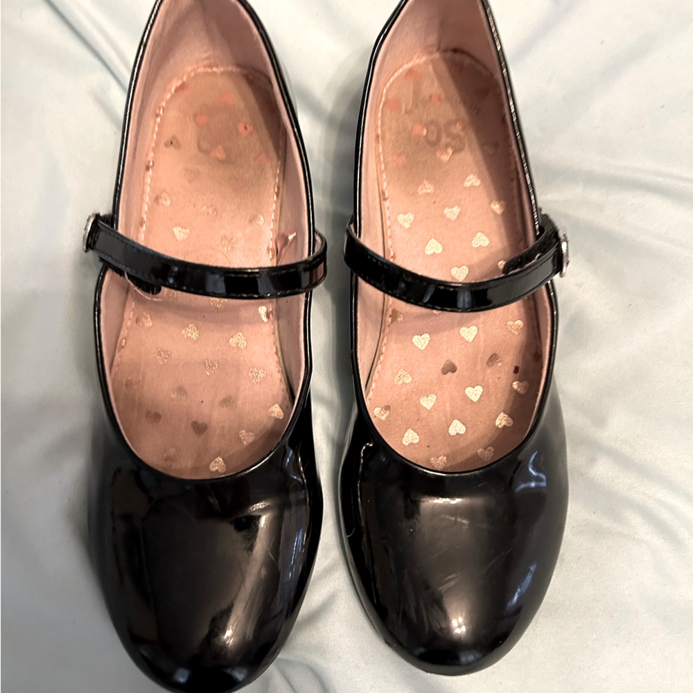 Girls dress shoe size 4.